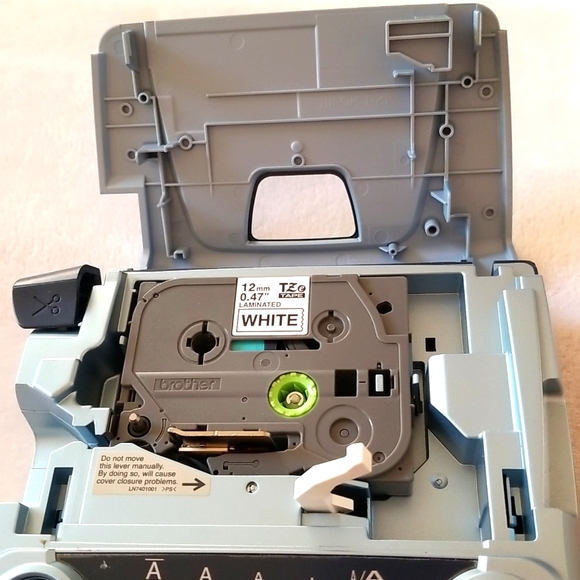 Brothers P-Touch Label Maker - Picture 2 of 5
